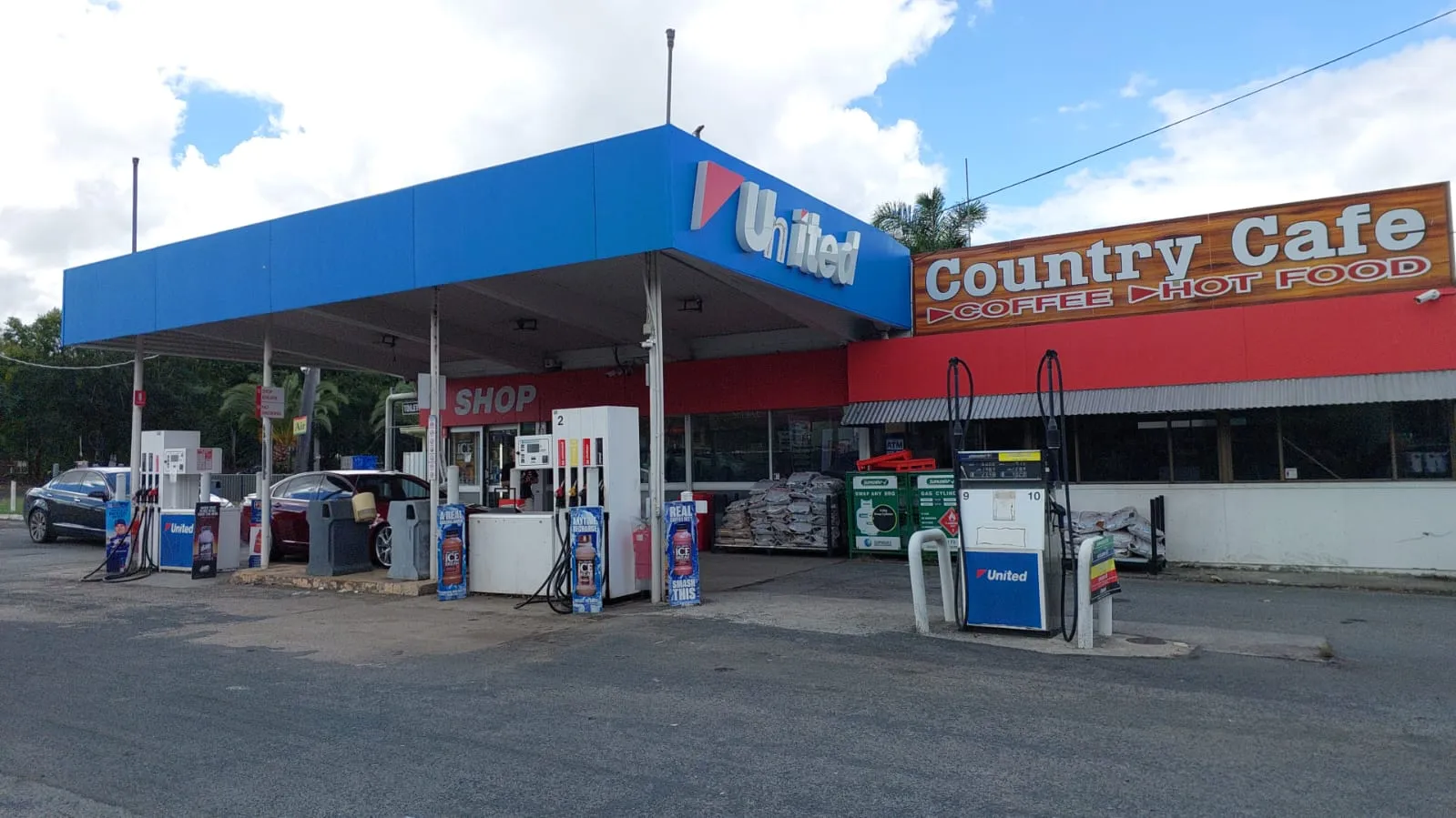 United fuel station forecourt with an attached Country Cafe
