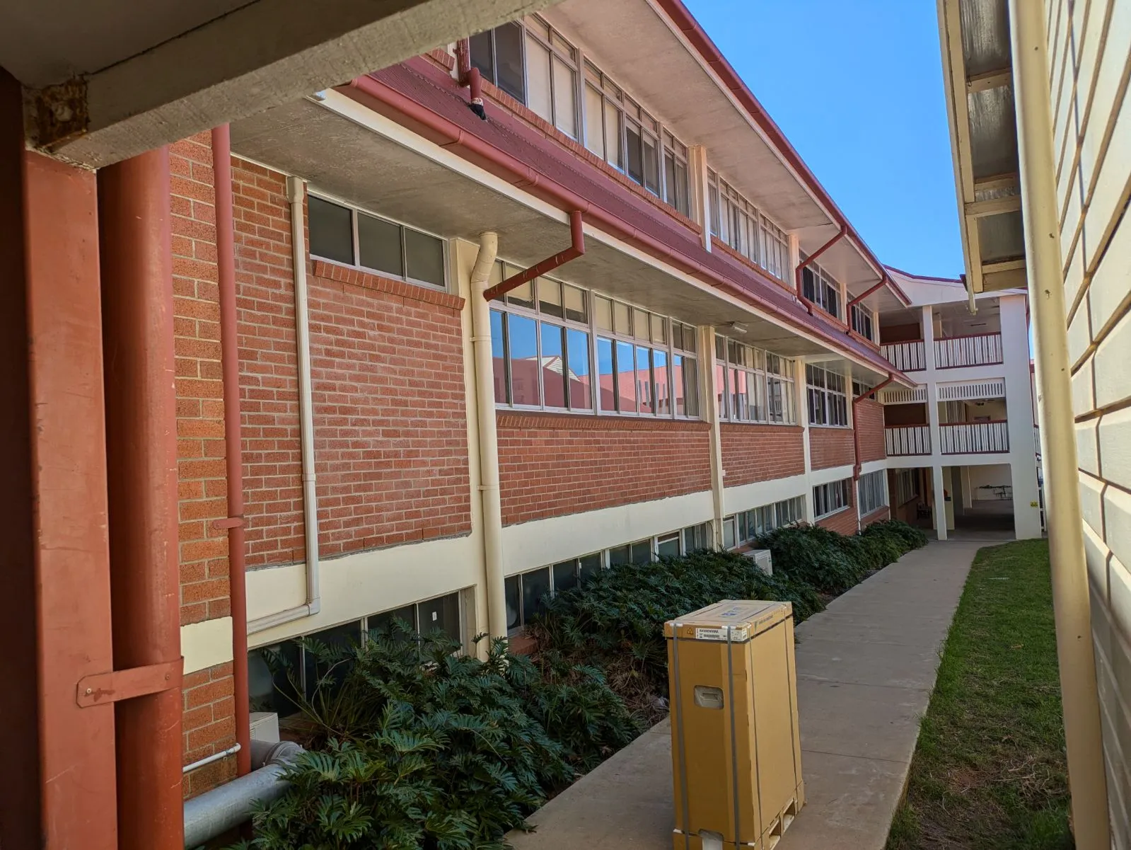Brick Glennie School classroom wing around a planted courtyard